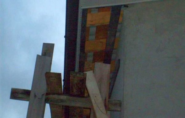 Чтобы леса не рухнули на стену дома, ригели можно сделать с вылетом в 20-30 см, что не позволит конструкции рухнуть в сторону дома
