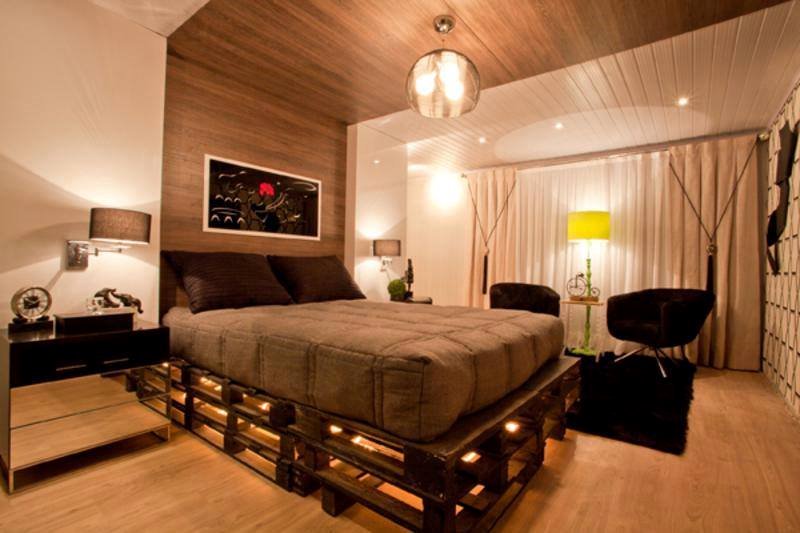 Кровать из поддонов с подсветкой в ​​спальне