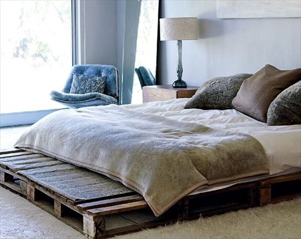 Одноярусная кровать из поддонов в спальне