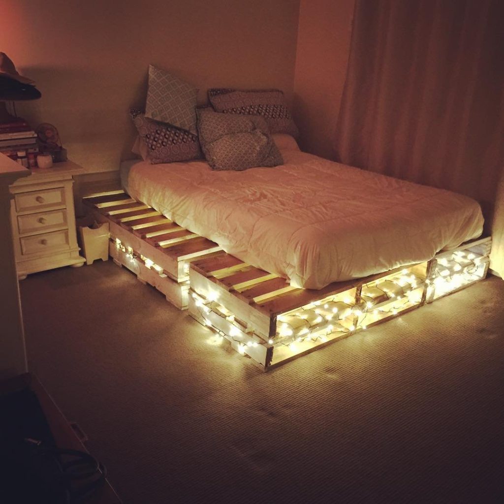 Самодельная кровать из деревянных поддонов с подсветкой