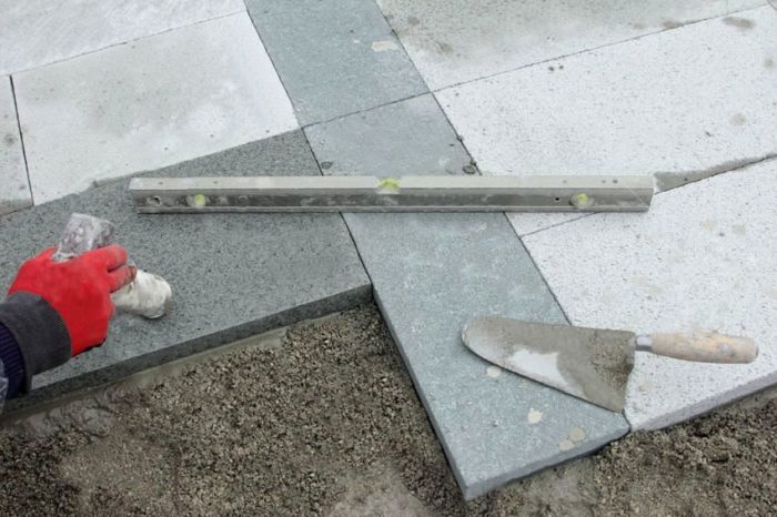 Укладка тротуарной плитки на смесь песка и бетона