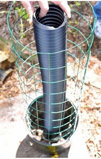 вертикальная клумба из металлической сетки и геотекстиля