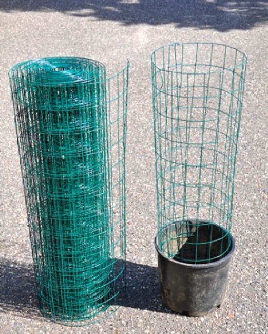 вертикальная клумба из металлической сетки и садовой пленки
