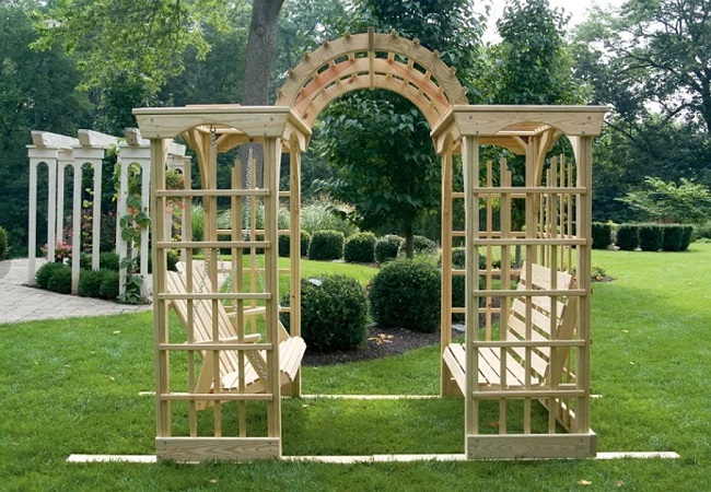 деревянная арка со скамейкой и качелями