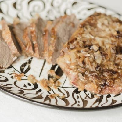 Свиная отбивная, тушеная с луком и грибами - рецепт с фото