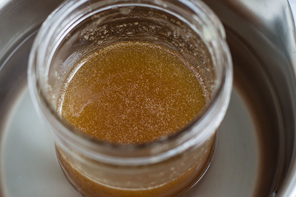 Как растопить мед в стеклянной банке на водяной бане, в микроволновке