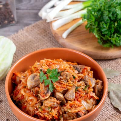 Тушеная капуста с луком, морковью и грибами - рецепт с фото