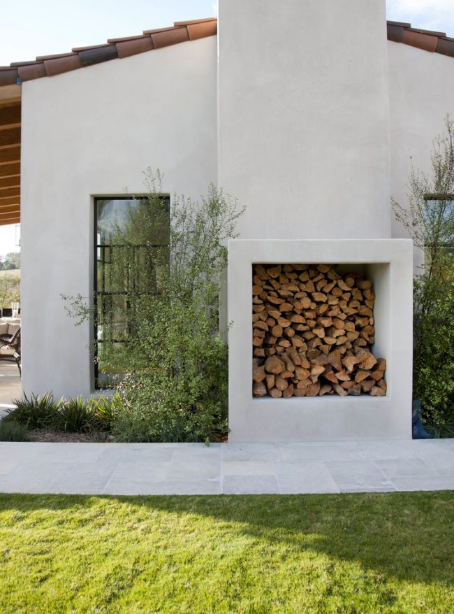 Вы также можете построить небольшой сарай для дров снаружи дома
